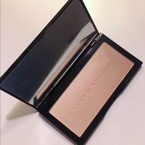Kevyn Aucoin Highlighter